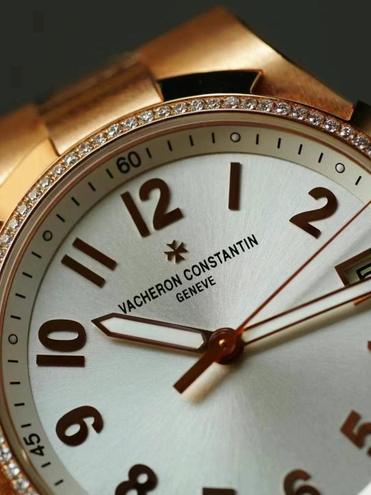 Orologio sportivo di lusso da donna Vacheron Constantin Overseas in oro rosa con lunetta tempestata di diamanti.