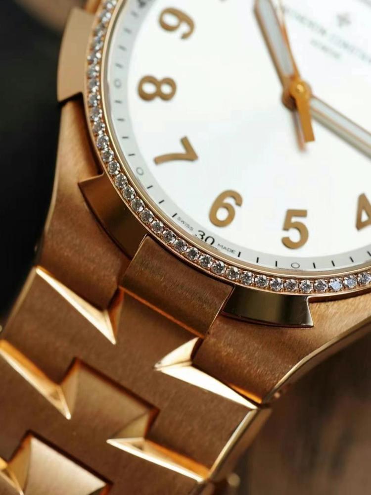 Orologio sportivo di lusso da donna Vacheron Constantin Overseas in oro rosa con lunetta tempestata di diamanti.