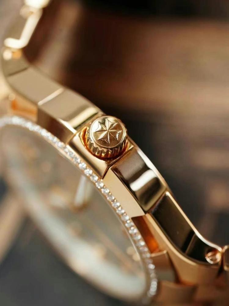 Orologio sportivo di lusso da donna Vacheron Constantin Overseas in oro rosa con lunetta tempestata di diamanti.