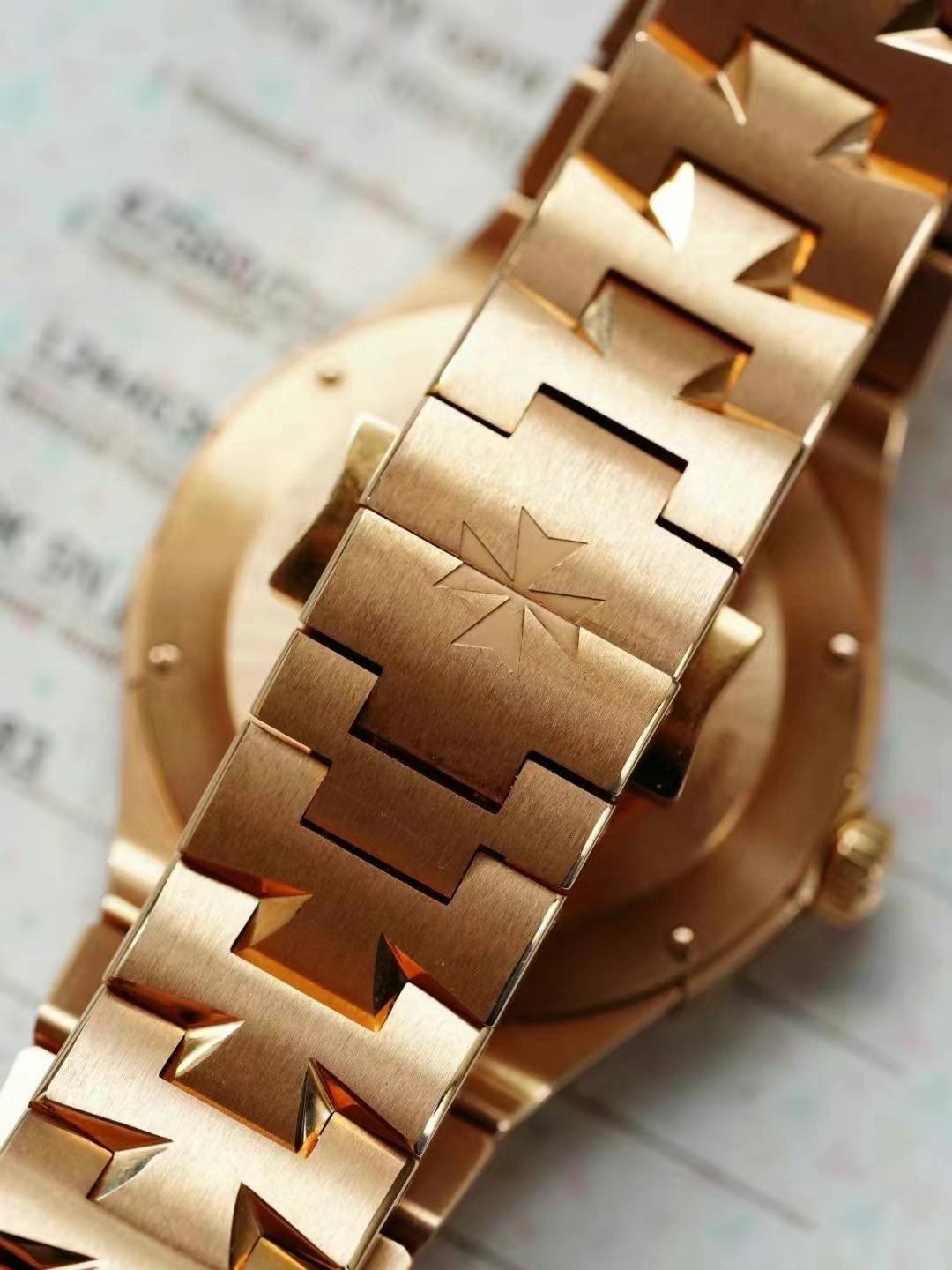 Orologio sportivo di lusso da donna Vacheron Constantin Overseas in oro rosa con lunetta tempestata di diamanti.