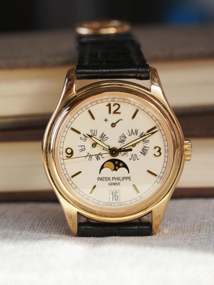Orologio Patek Philippe Calatrava con calendario perpetuo e fasi lunari in oro: un orologio di lusso di altissimo livello per collezionisti.