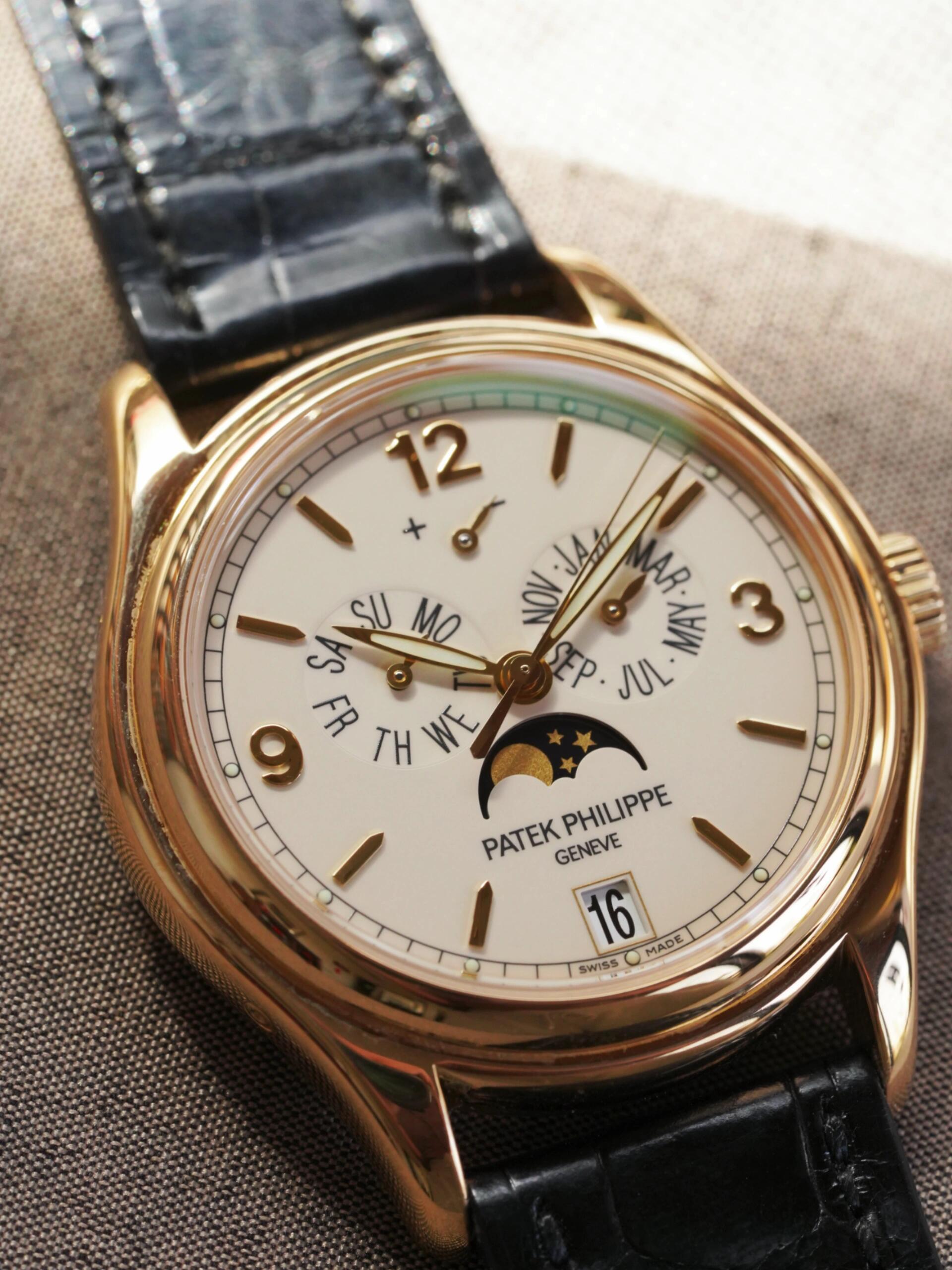 Orologio Patek Philippe Calatrava con calendario perpetuo e fasi lunari in oro: un orologio di lusso di altissimo livello per collezionisti.