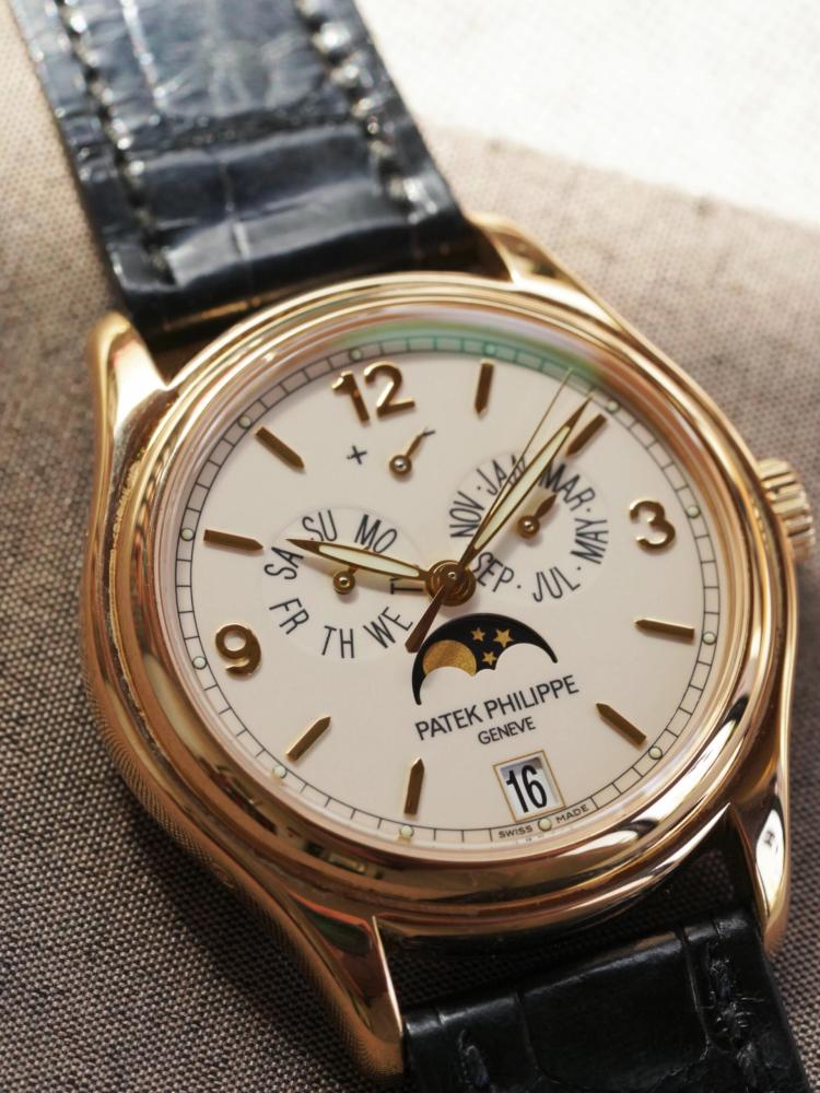 Orologio Patek Philippe Calatrava con calendario perpetuo e fasi lunari in oro: un orologio di lusso di altissimo livello per collezionisti.