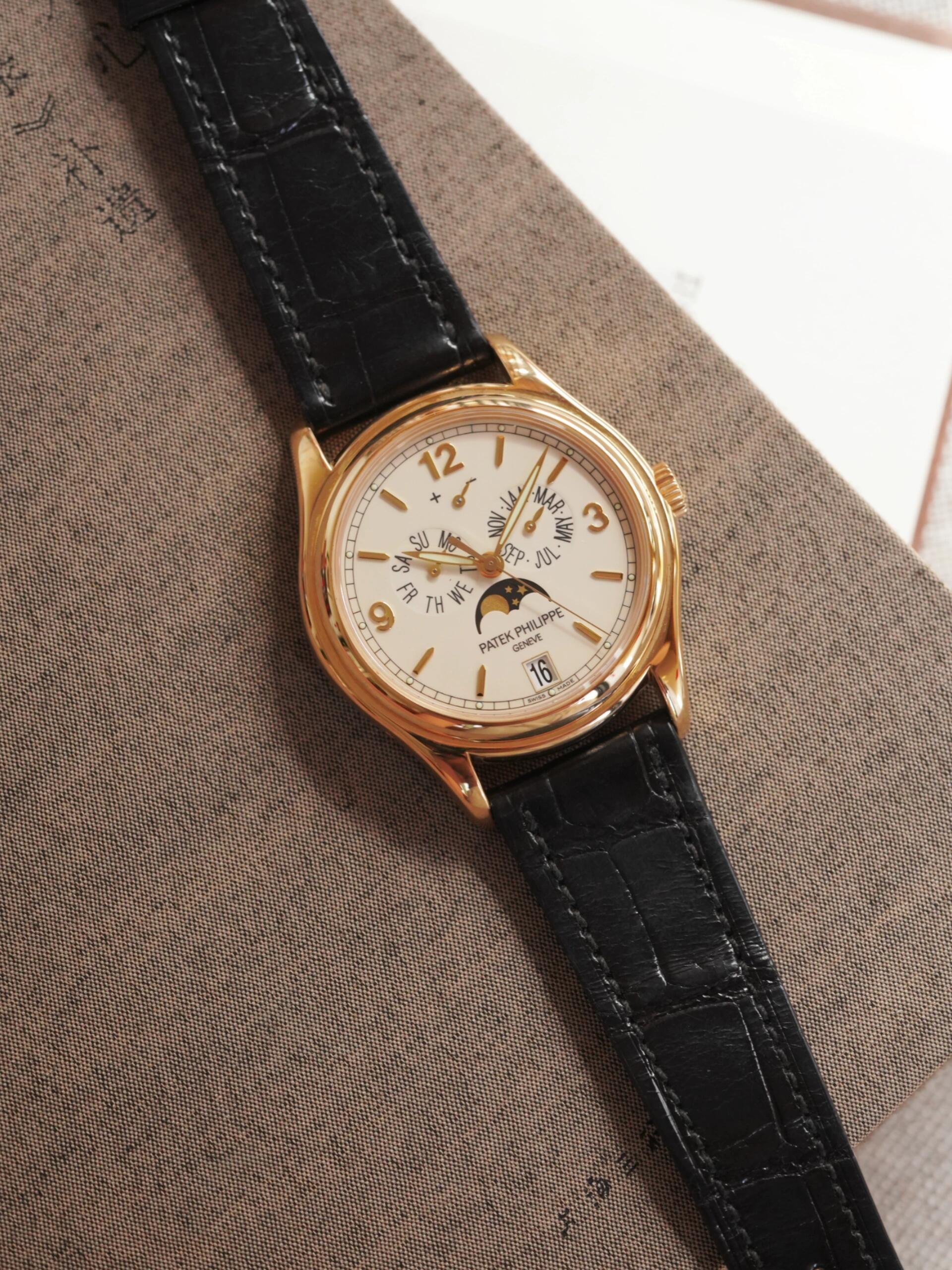 Orologio Patek Philippe Calatrava con calendario perpetuo e fasi lunari in oro: un orologio di lusso di altissimo livello per collezionisti.