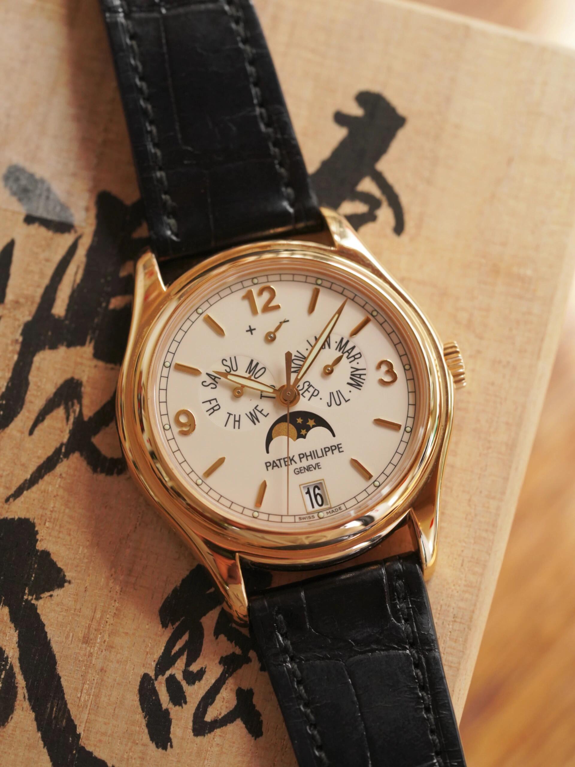 Orologio Patek Philippe Calatrava con calendario perpetuo e fasi lunari in oro: un orologio di lusso di altissimo livello per collezionisti.