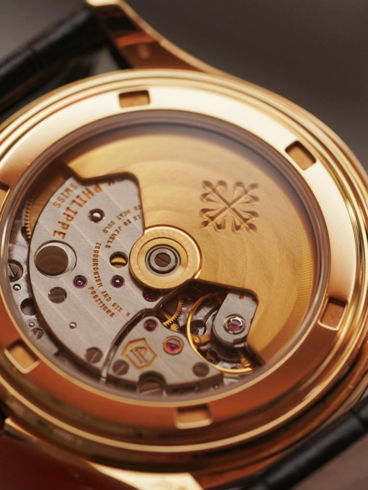 Orologio Patek Philippe Calatrava con calendario perpetuo e fasi lunari in oro: un orologio di lusso di altissimo livello per collezionisti.