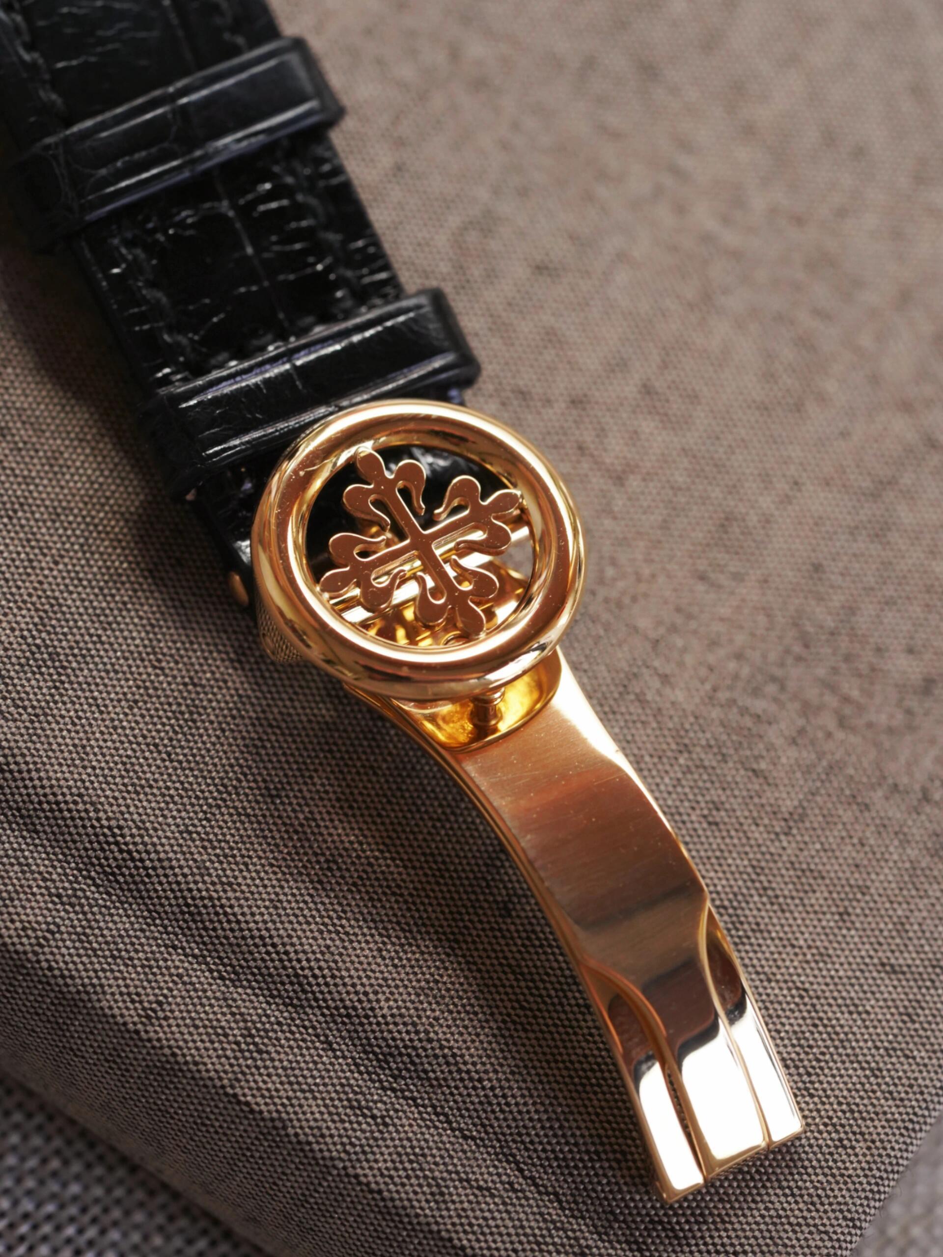 Orologio Patek Philippe Calatrava con calendario perpetuo e fasi lunari in oro: un orologio di lusso di altissimo livello per collezionisti.