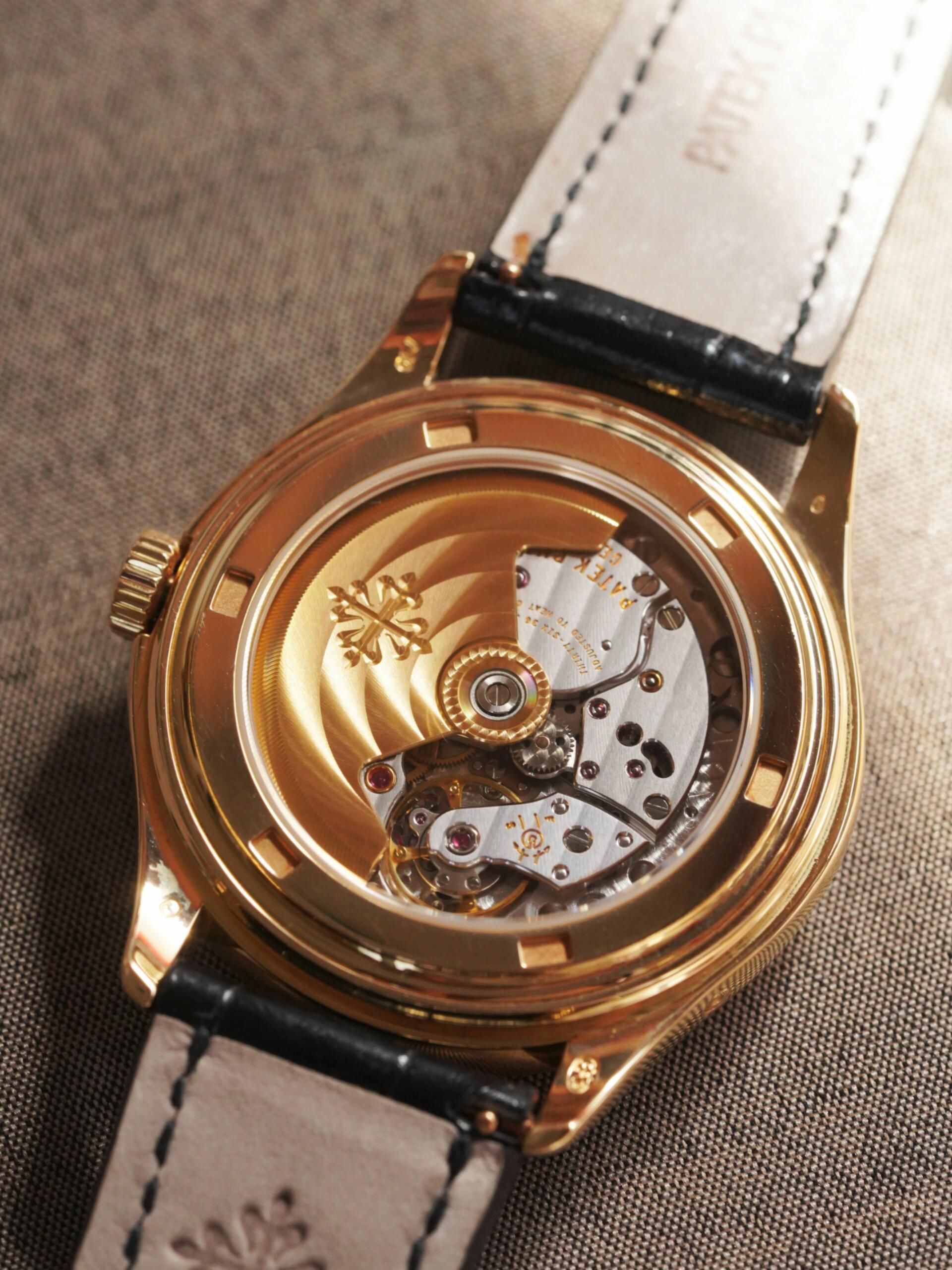 Orologio Patek Philippe Calatrava con calendario perpetuo e fasi lunari in oro: un orologio di lusso di altissimo livello per collezionisti.