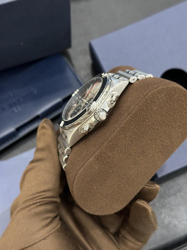 Orologio da uomo Breitling Chronograph Series con quadrante Panda e movimento automatico meccanico in acciaio inossidabile.