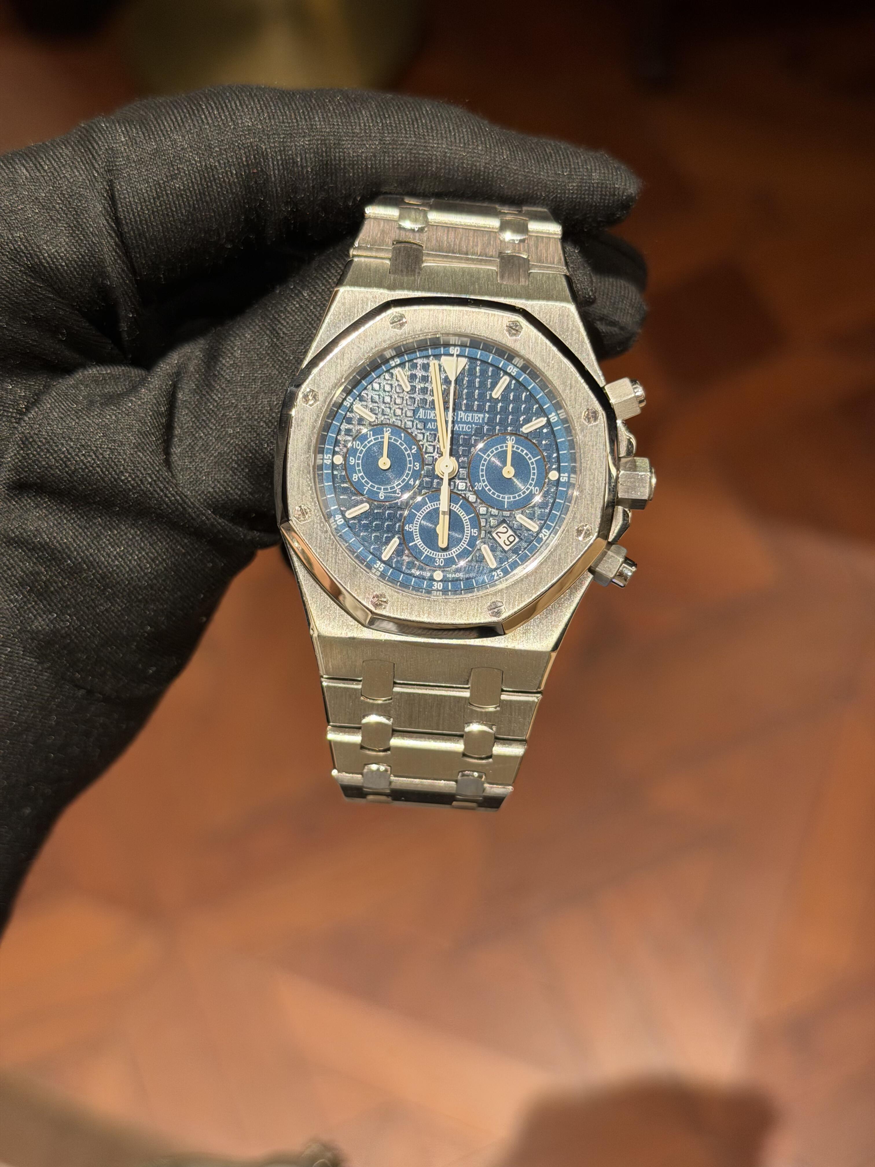 Orologio da uomo Audemars Piguet Royal Oak Series con quadrante blu, cronografo e movimento automatico in acciaio inossidabile.
