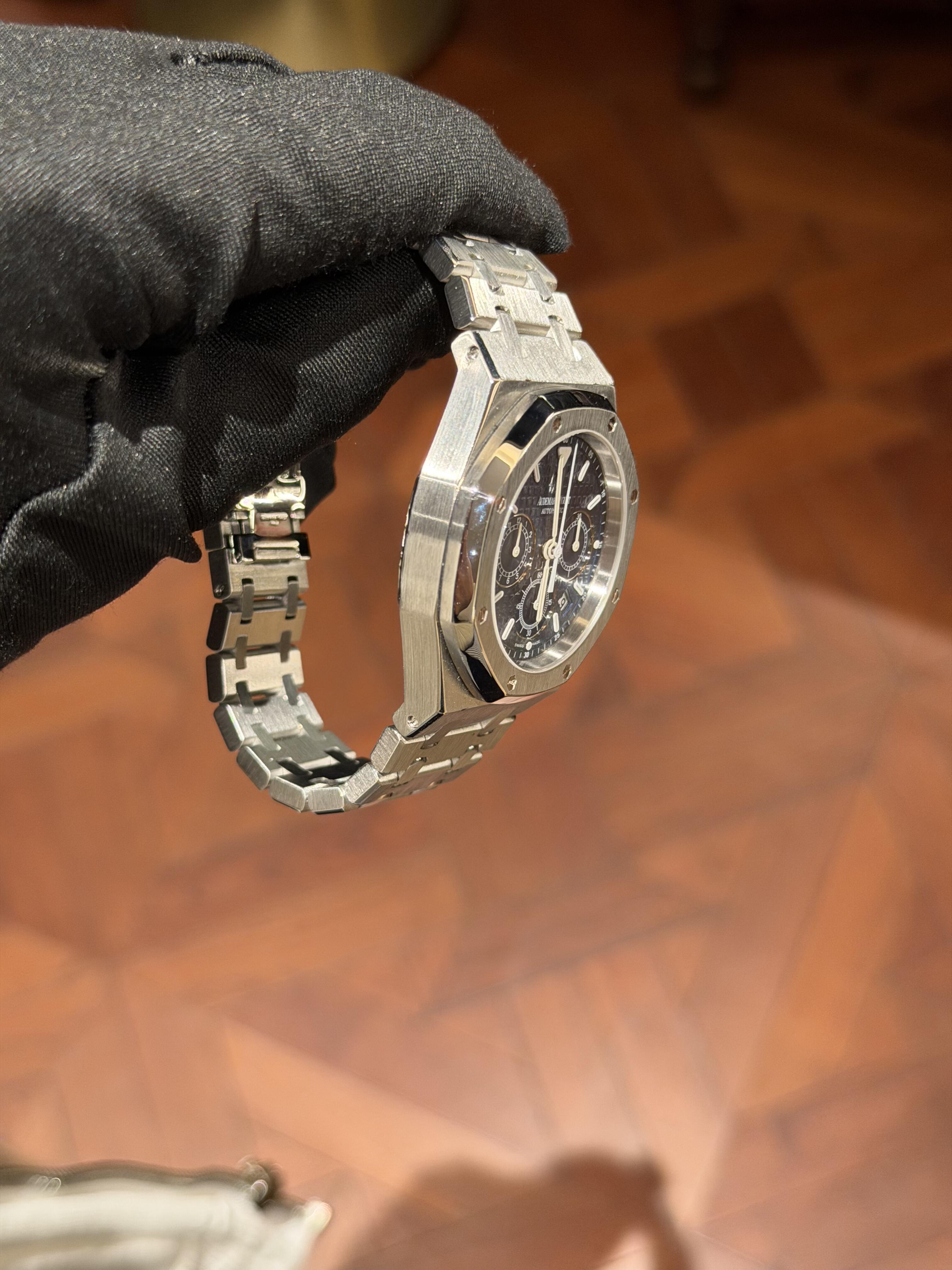Orologio da uomo Audemars Piguet Royal Oak Series con quadrante blu, cronografo e movimento automatico in acciaio inossidabile.