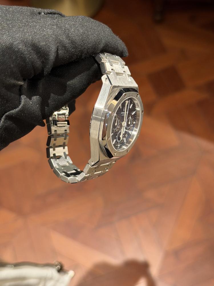 Orologio da uomo Audemars Piguet Royal Oak Series con quadrante blu, cronografo e movimento automatico in acciaio inossidabile.