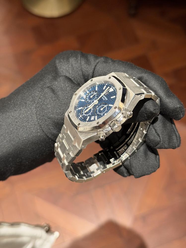 Orologio da uomo Audemars Piguet Royal Oak Series con quadrante blu, cronografo e movimento automatico in acciaio inossidabile.