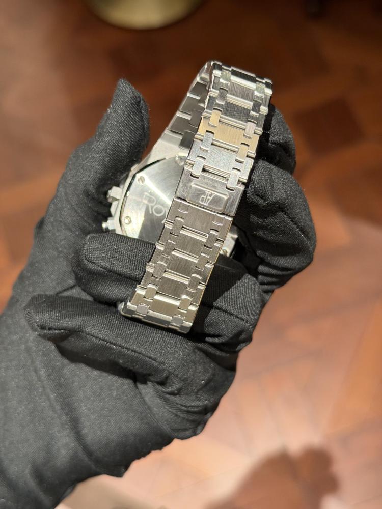 Orologio da uomo Audemars Piguet Royal Oak Series con quadrante blu, cronografo e movimento automatico in acciaio inossidabile.