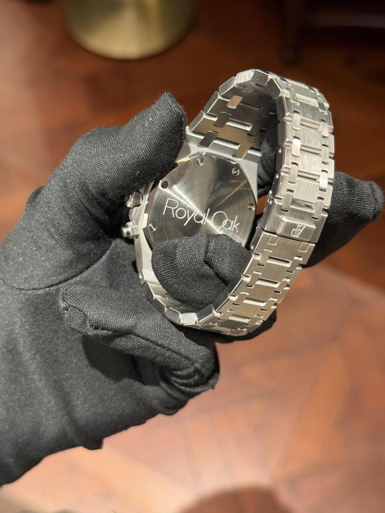 Orologio da uomo Audemars Piguet Royal Oak Series con quadrante blu, cronografo e movimento automatico in acciaio inossidabile.