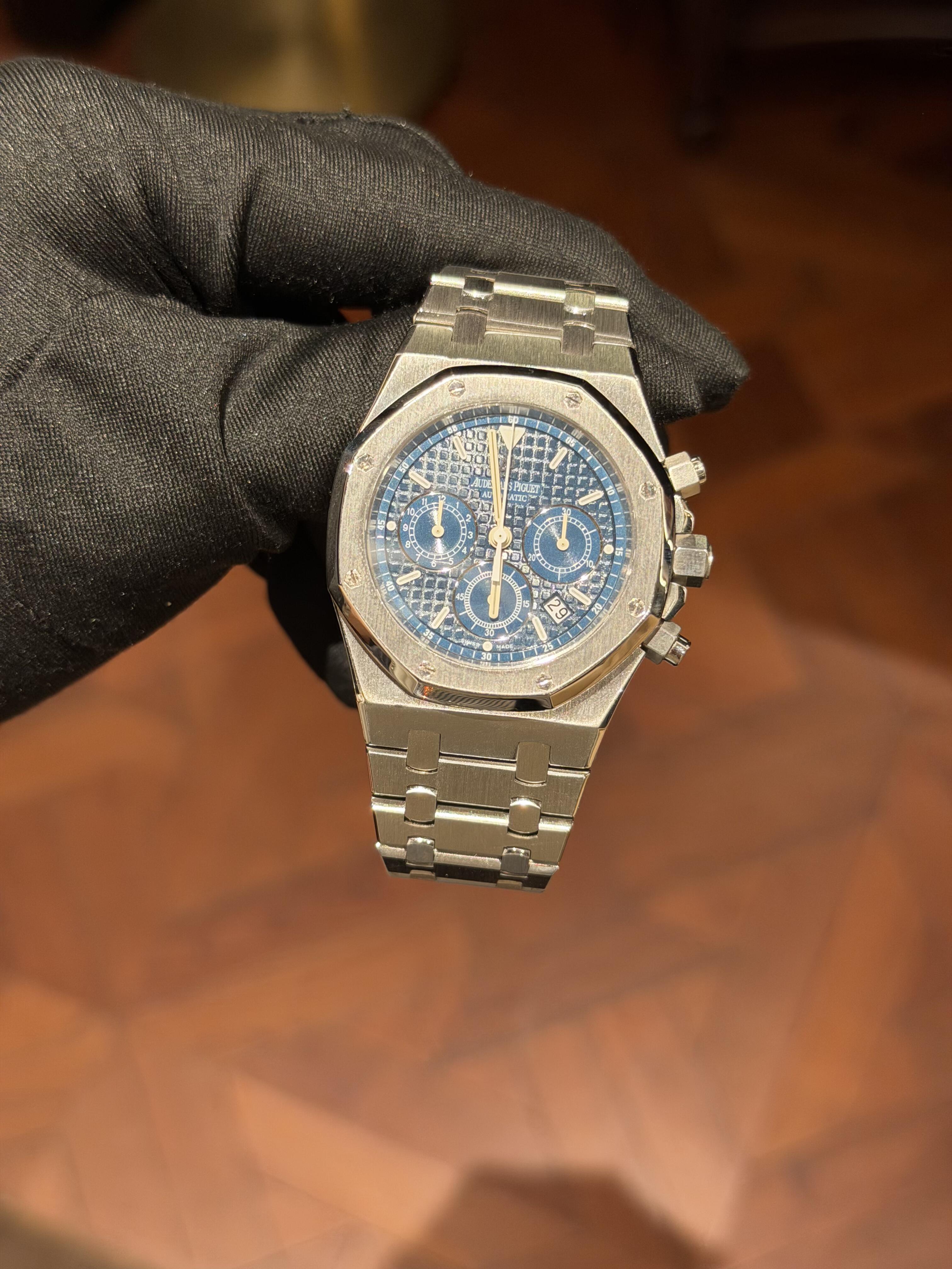 Orologio da uomo Audemars Piguet Royal Oak Series con quadrante blu, cronografo e movimento automatico in acciaio inossidabile.