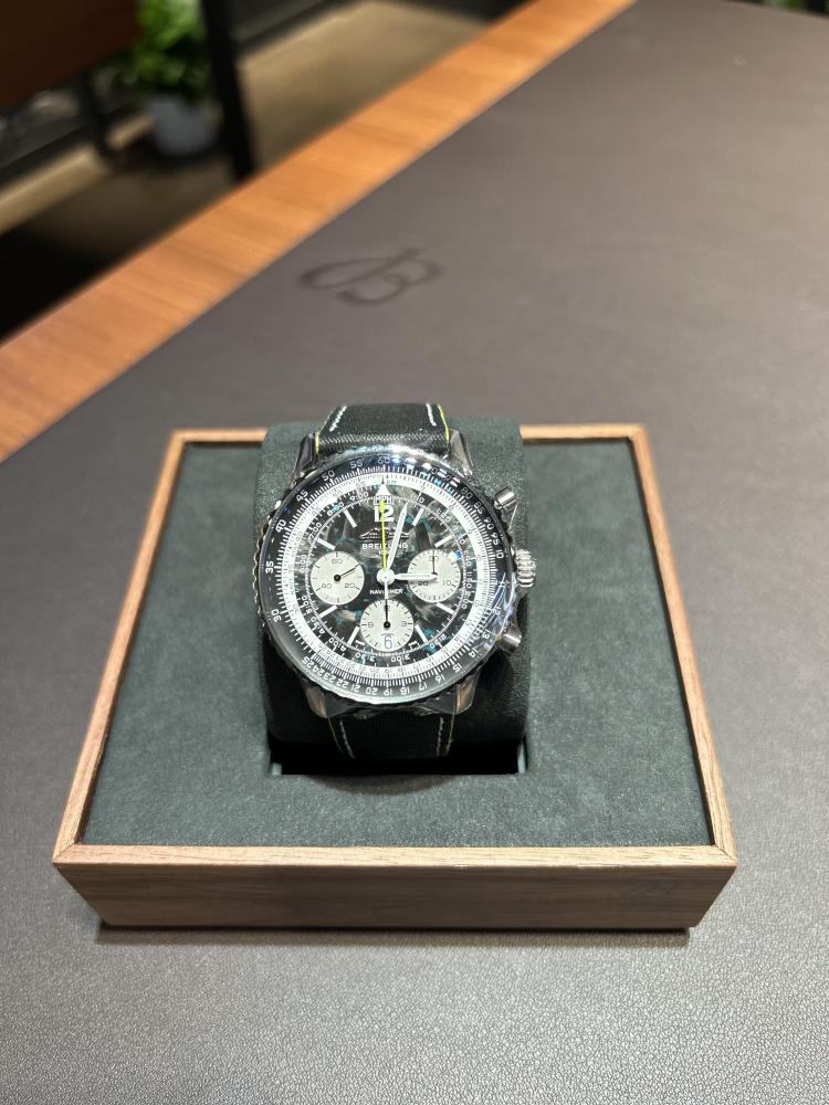 Orologio da uomo Breitling Aston Martin Aramco F1 Panda Dial. Cronografo meccanico automatico.