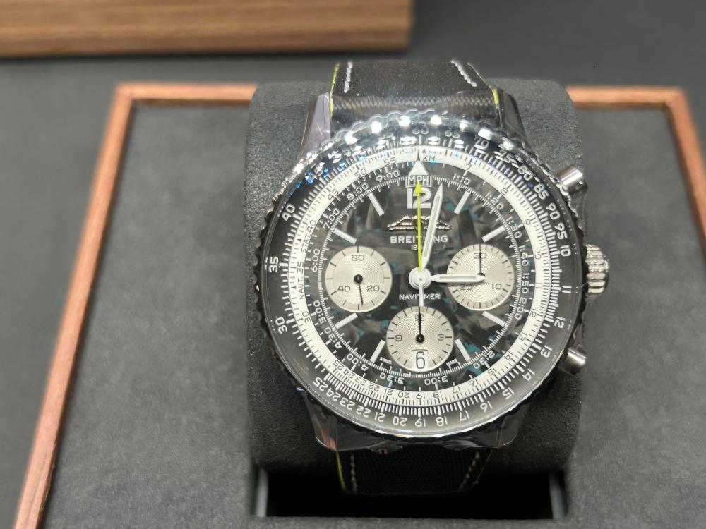 Orologio da uomo Breitling Aston Martin Aramco F1 Panda Dial. Cronografo meccanico automatico.