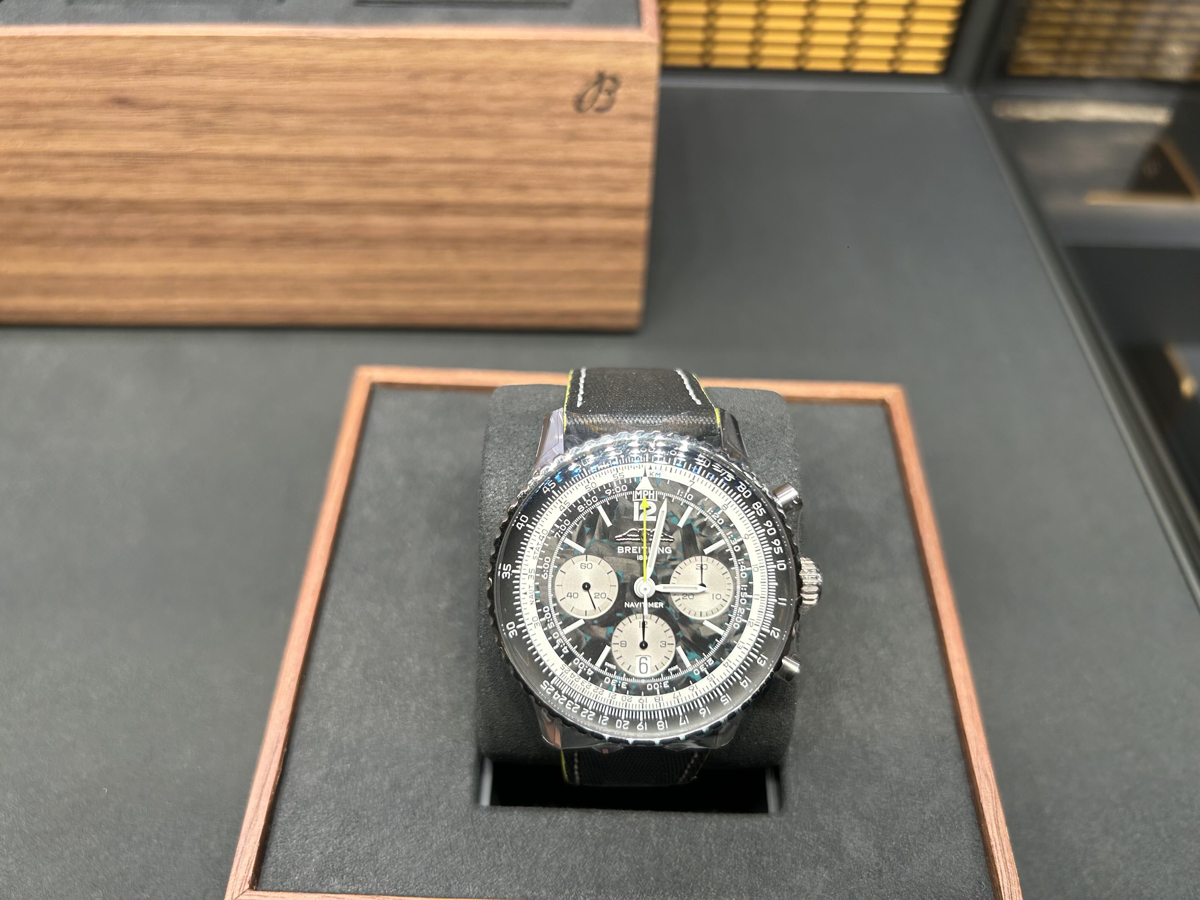 Orologio da uomo Breitling Aston Martin Aramco F1 Panda Dial. Cronografo meccanico automatico.