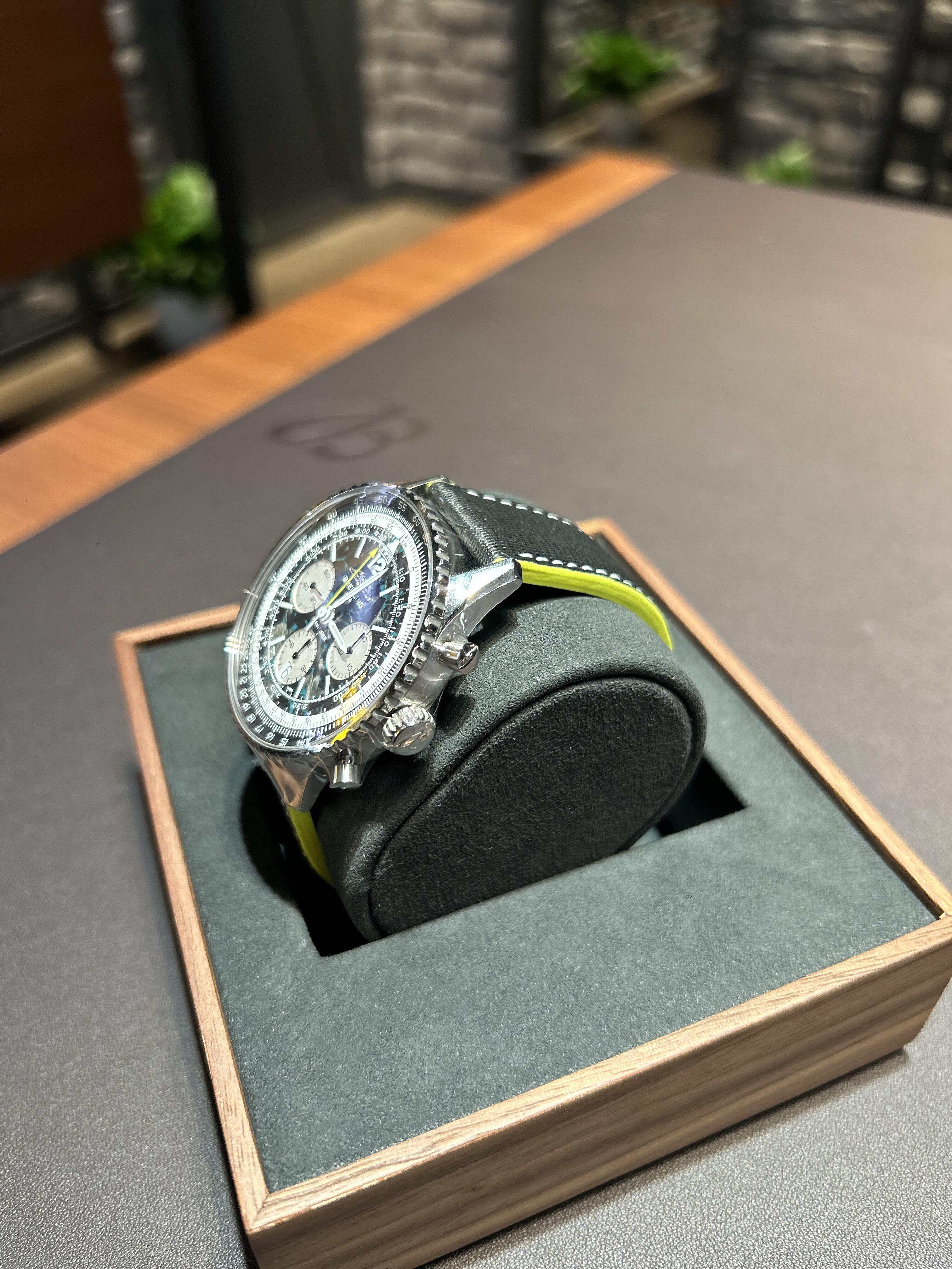 Orologio da uomo Breitling Aston Martin Aramco F1 Panda Dial. Cronografo meccanico automatico.