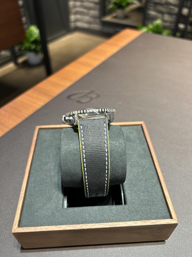 Orologio da uomo Breitling Aston Martin Aramco F1 Panda Dial. Cronografo meccanico automatico.