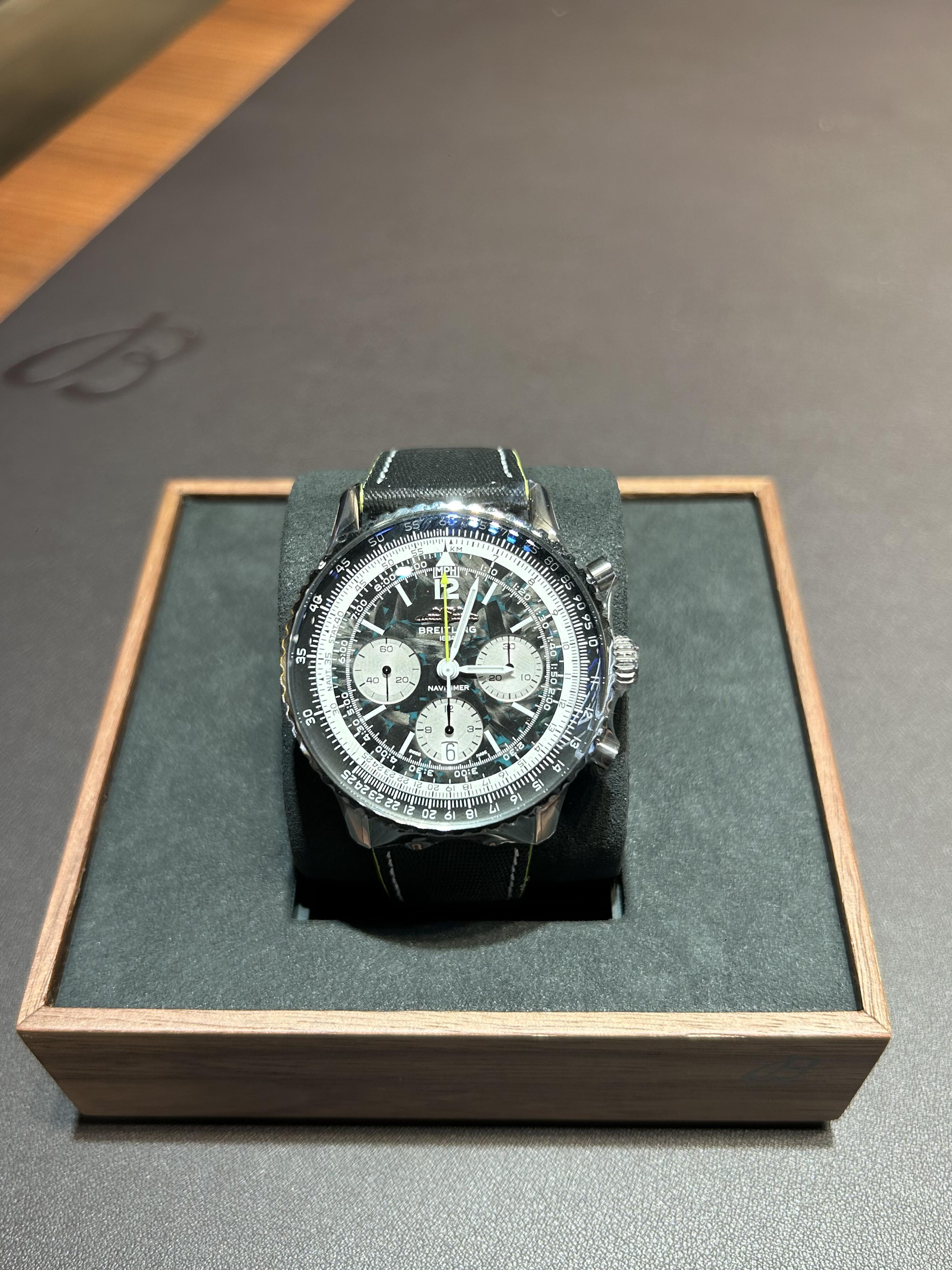 Orologio da uomo Breitling Aston Martin Aramco F1 Panda Dial. Cronografo meccanico automatico.
