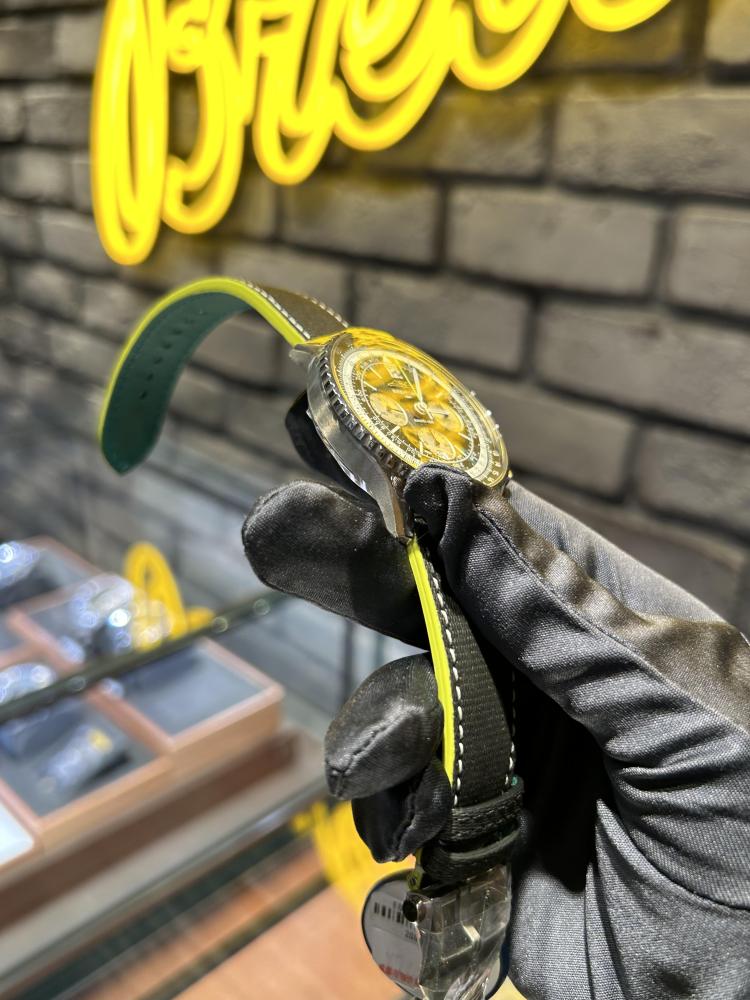 Orologio da uomo Breitling Aston Martin Aramco F1 Panda Dial. Cronografo meccanico automatico.