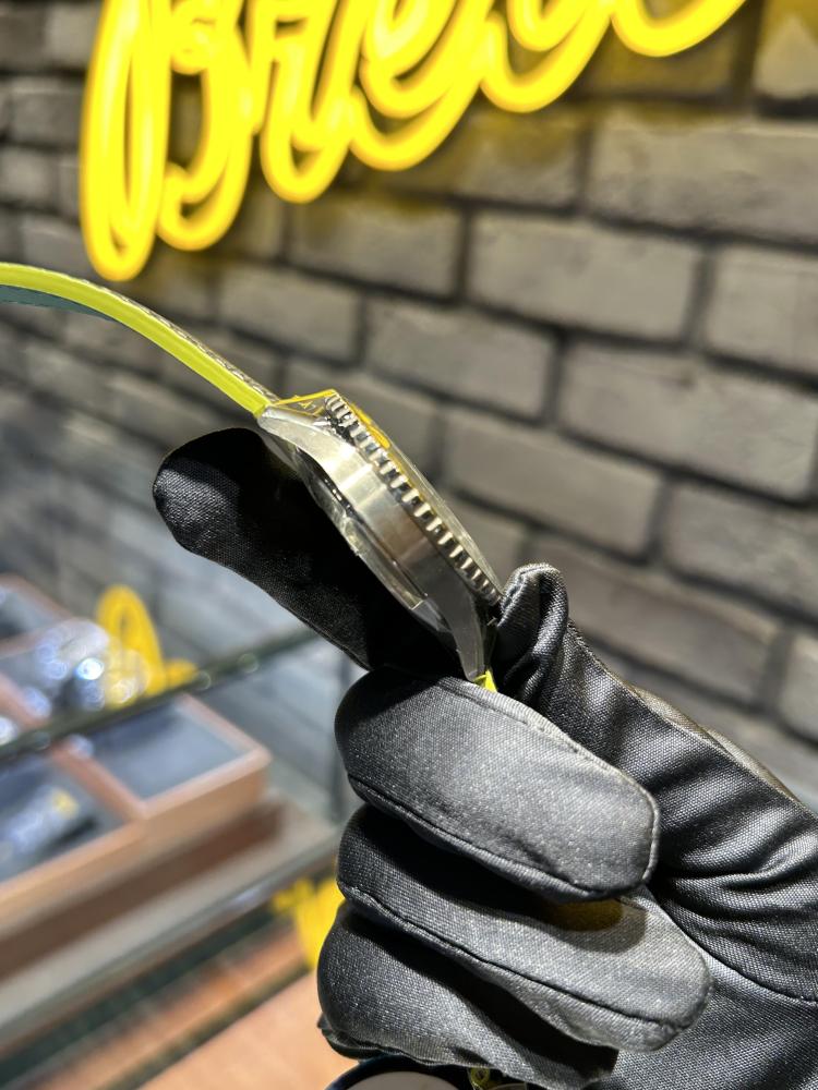 Orologio da uomo Breitling Aston Martin Aramco F1 Panda Dial. Cronografo meccanico automatico.