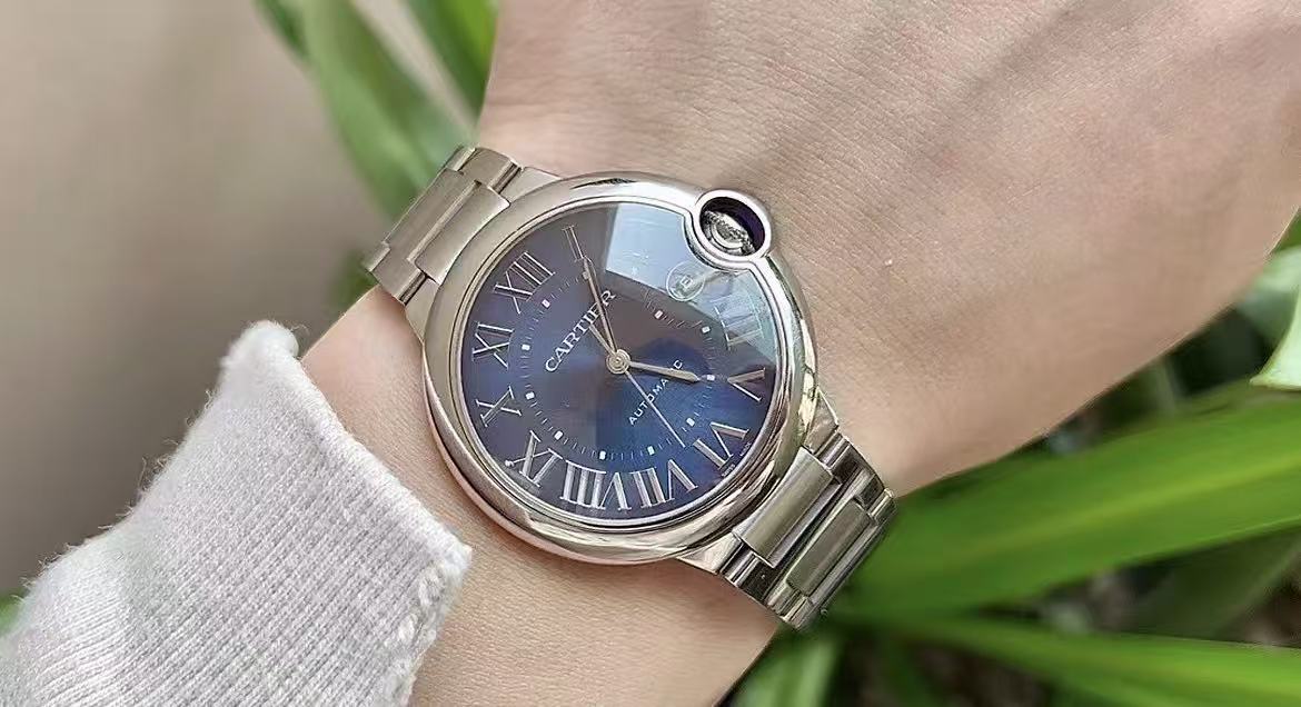 Orologio Cartier serie Ballon Bleu, quadrante blu, bracciale in acciaio, movimento meccanico automatico, modello classico.