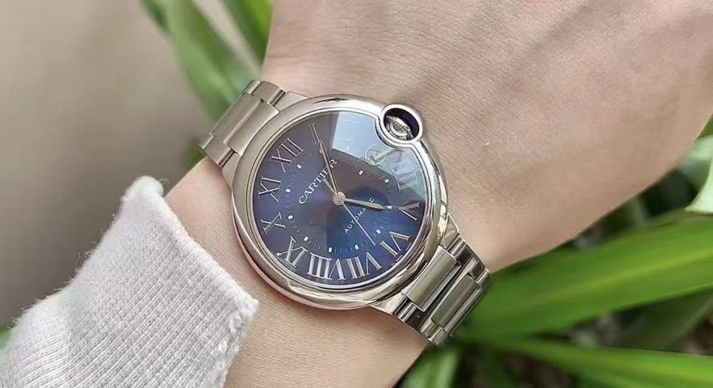 Orologio Cartier serie Ballon Bleu, quadrante blu, bracciale in acciaio, movimento meccanico automatico, modello classico.