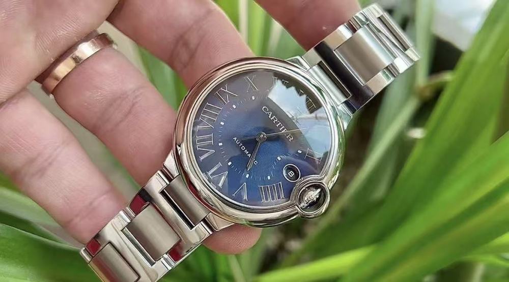 Orologio Cartier serie Ballon Bleu, quadrante blu, bracciale in acciaio, movimento meccanico automatico, modello classico.