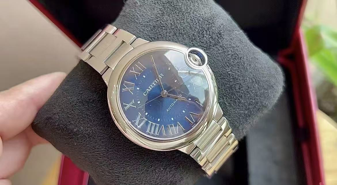 Orologio Cartier serie Ballon Bleu, quadrante blu, bracciale in acciaio, movimento meccanico automatico, modello classico.