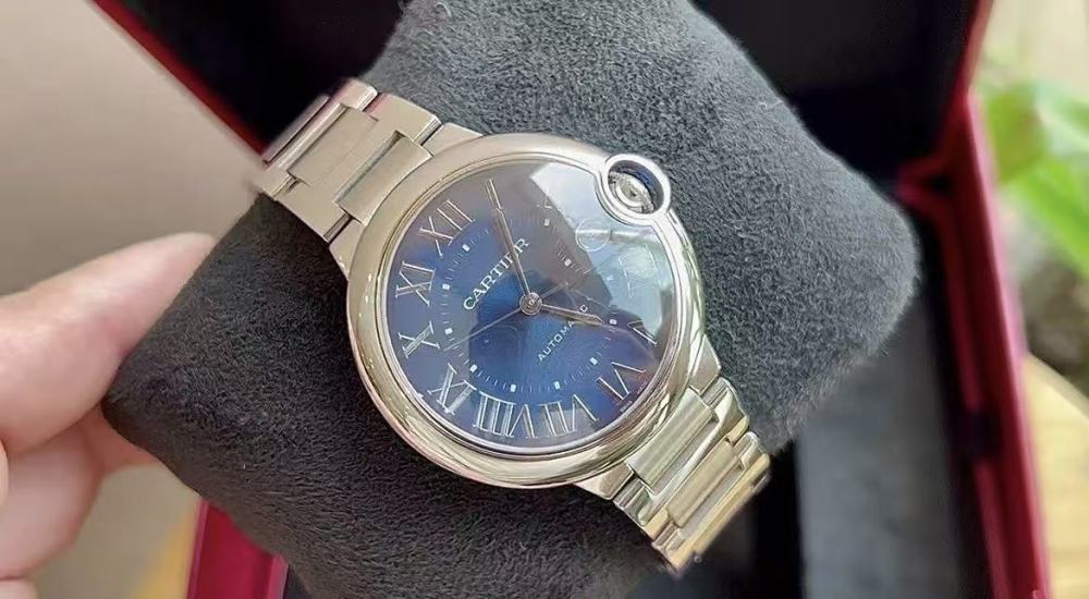 Orologio Cartier serie Ballon Bleu, quadrante blu, bracciale in acciaio, movimento meccanico automatico, modello classico.