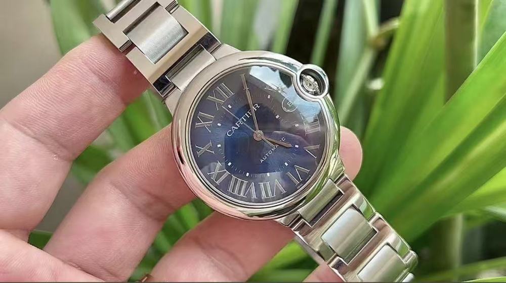 Orologio Cartier serie Ballon Bleu, quadrante blu, bracciale in acciaio, movimento meccanico automatico, modello classico.