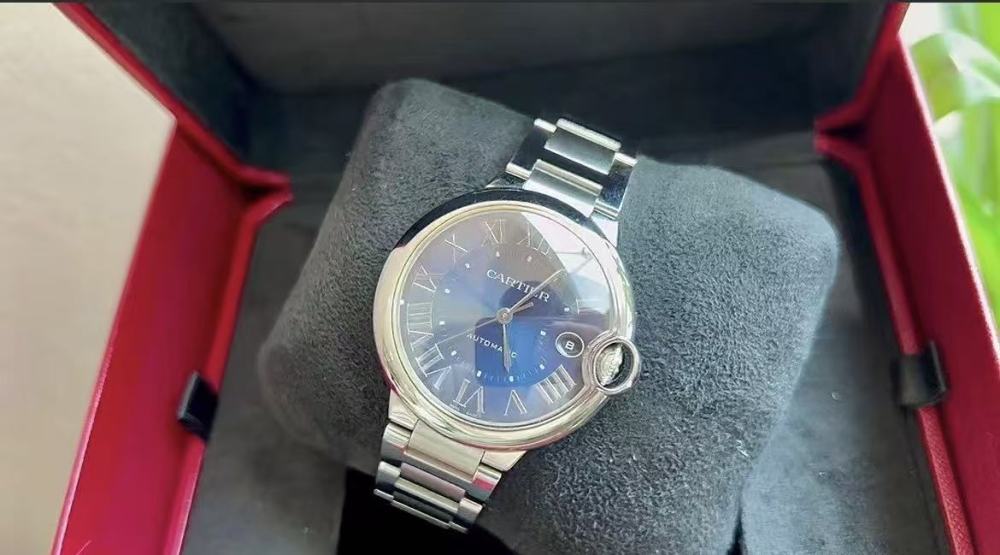 Orologio Cartier serie Ballon Bleu, quadrante blu, bracciale in acciaio, movimento meccanico automatico, modello classico.