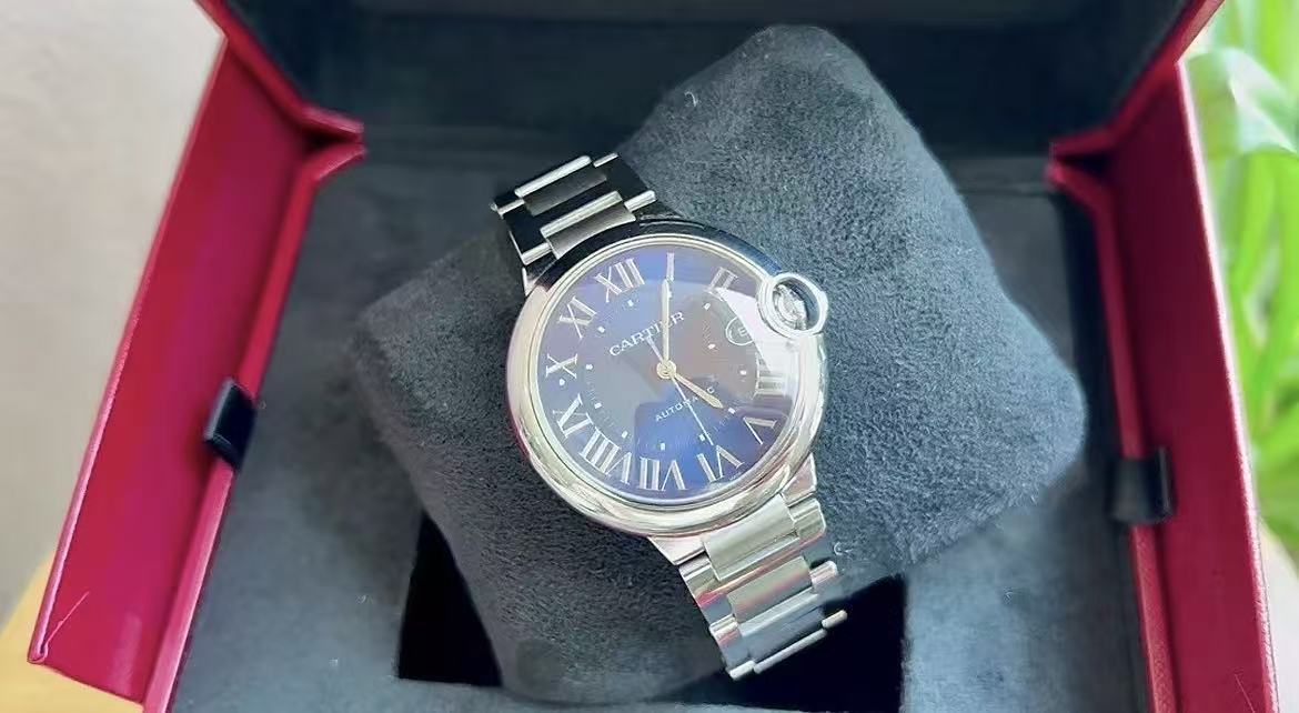 Orologio Cartier serie Ballon Bleu, quadrante blu, bracciale in acciaio, movimento meccanico automatico, modello classico.