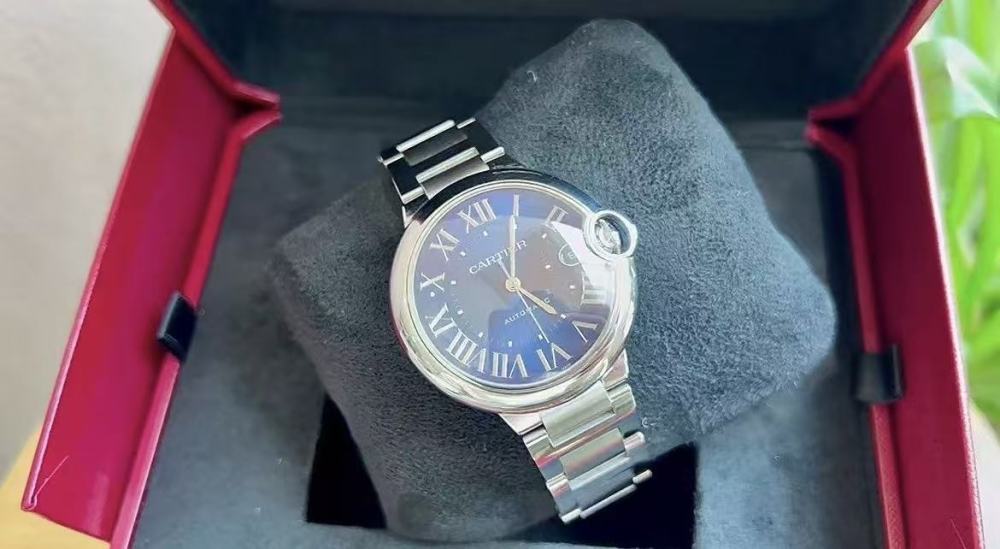 Orologio Cartier serie Ballon Bleu, quadrante blu, bracciale in acciaio, movimento meccanico automatico, modello classico.