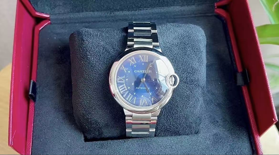 Orologio Cartier serie Ballon Bleu, quadrante blu, bracciale in acciaio, movimento meccanico automatico, modello classico.