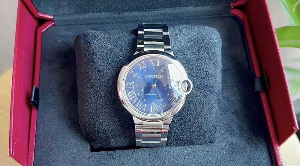 Orologio Cartier serie Ballon Bleu, quadrante blu, bracciale in acciaio, movimento meccanico automatico, modello classico.