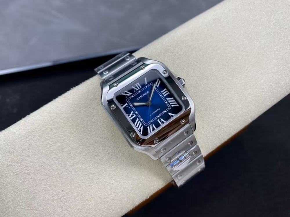 Orologio Cartier Santos de Cartier WSSA0030 con quadrante blu e cassa in acciaio.