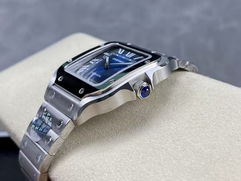 Orologio Cartier Santos de Cartier WSSA0030 con quadrante blu e cassa in acciaio.