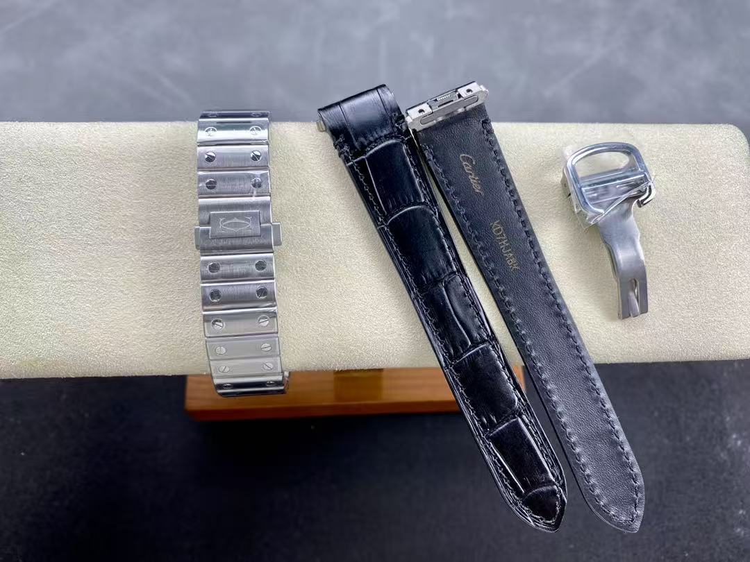 Orologio Cartier Santos de Cartier WSSA0030 con quadrante blu e cassa in acciaio.