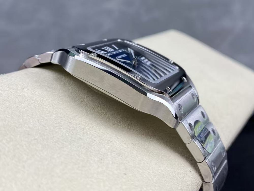 Orologio Cartier Santos de Cartier WSSA0030 con quadrante blu e cassa in acciaio.