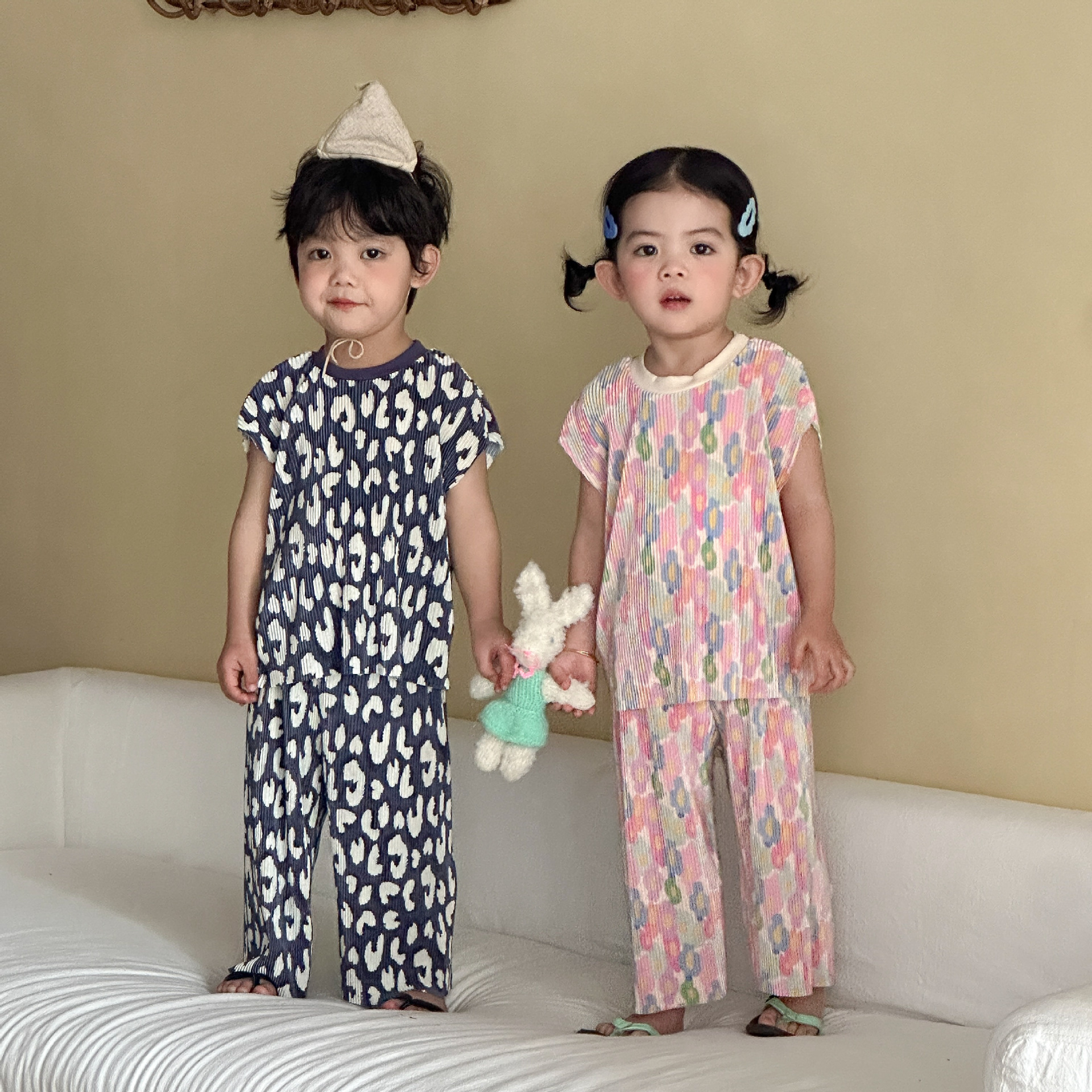 儿童夏季套装风琴百褶女童新款夏装宝宝男童印花印花背心长裤两件