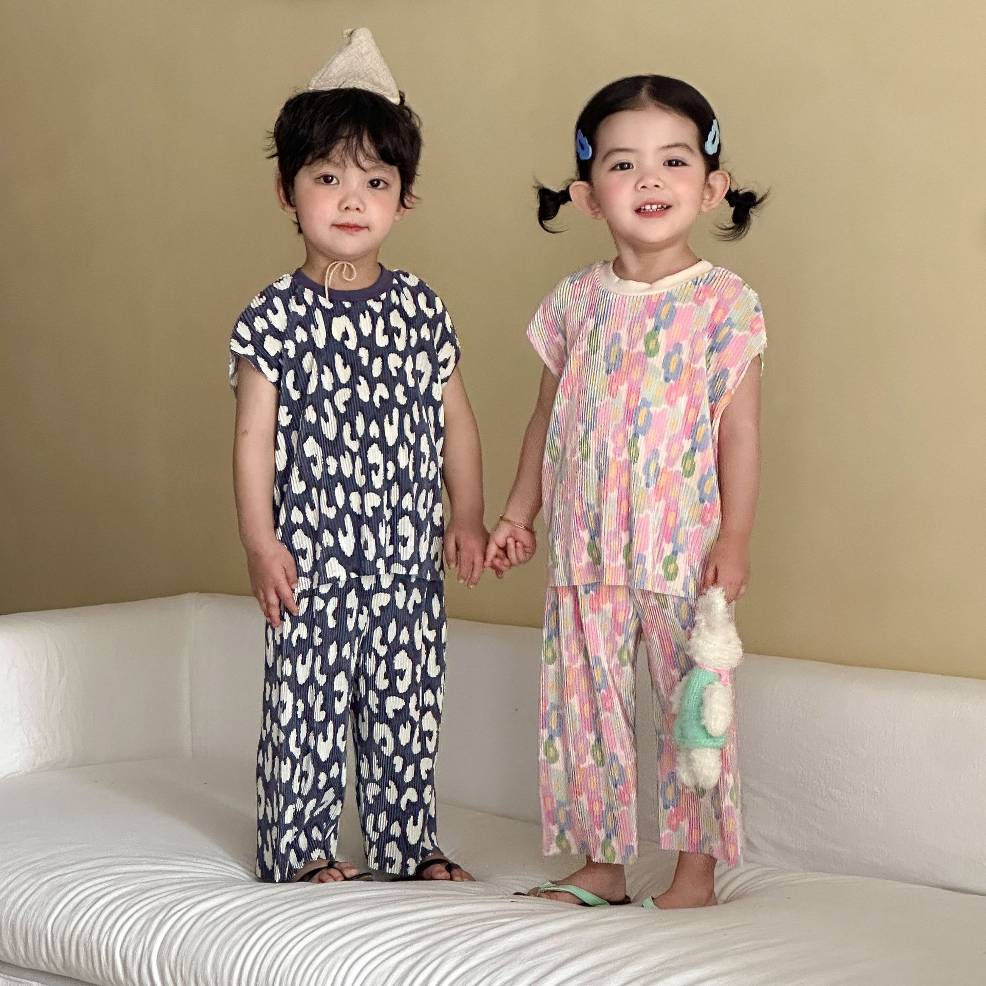 儿童夏季套装风琴百褶女童新款夏装宝宝男童印花印花背心长裤两件