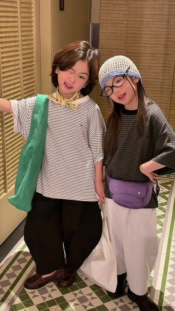 2026春夏新款韩版儿童前后字母条纹短袖男女童柔软舒适圆领T恤潮