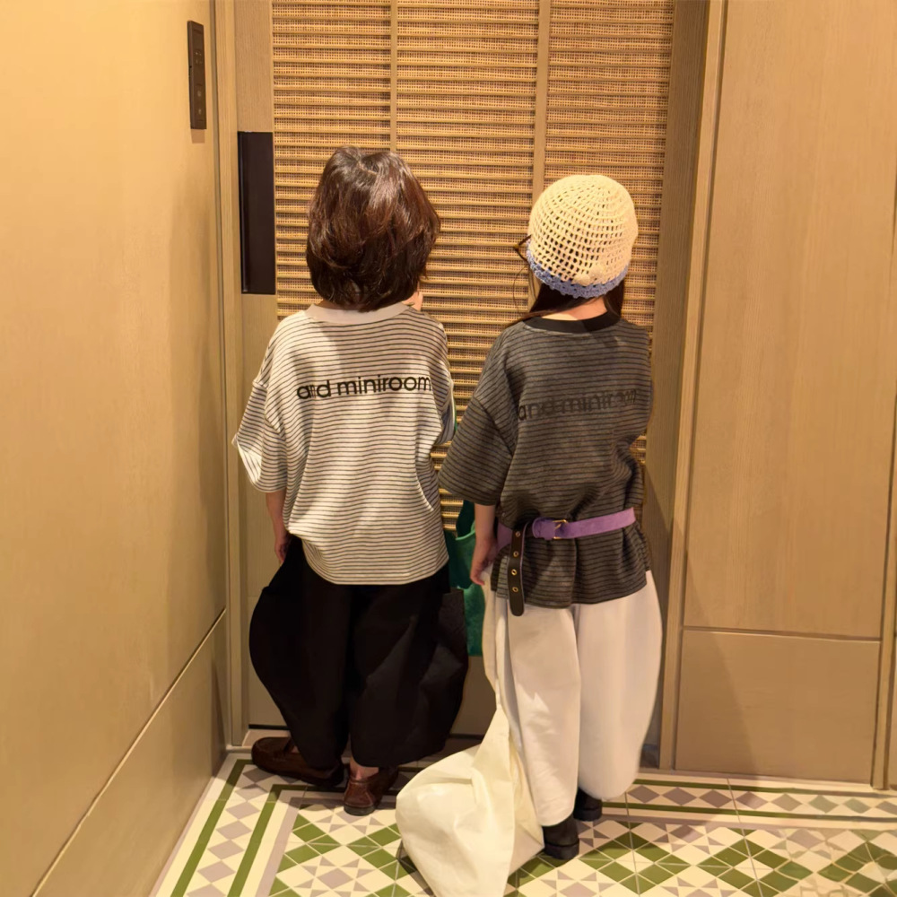 2026春夏新款韩版儿童前后字母条纹短袖男女童柔软舒适圆领T恤潮
