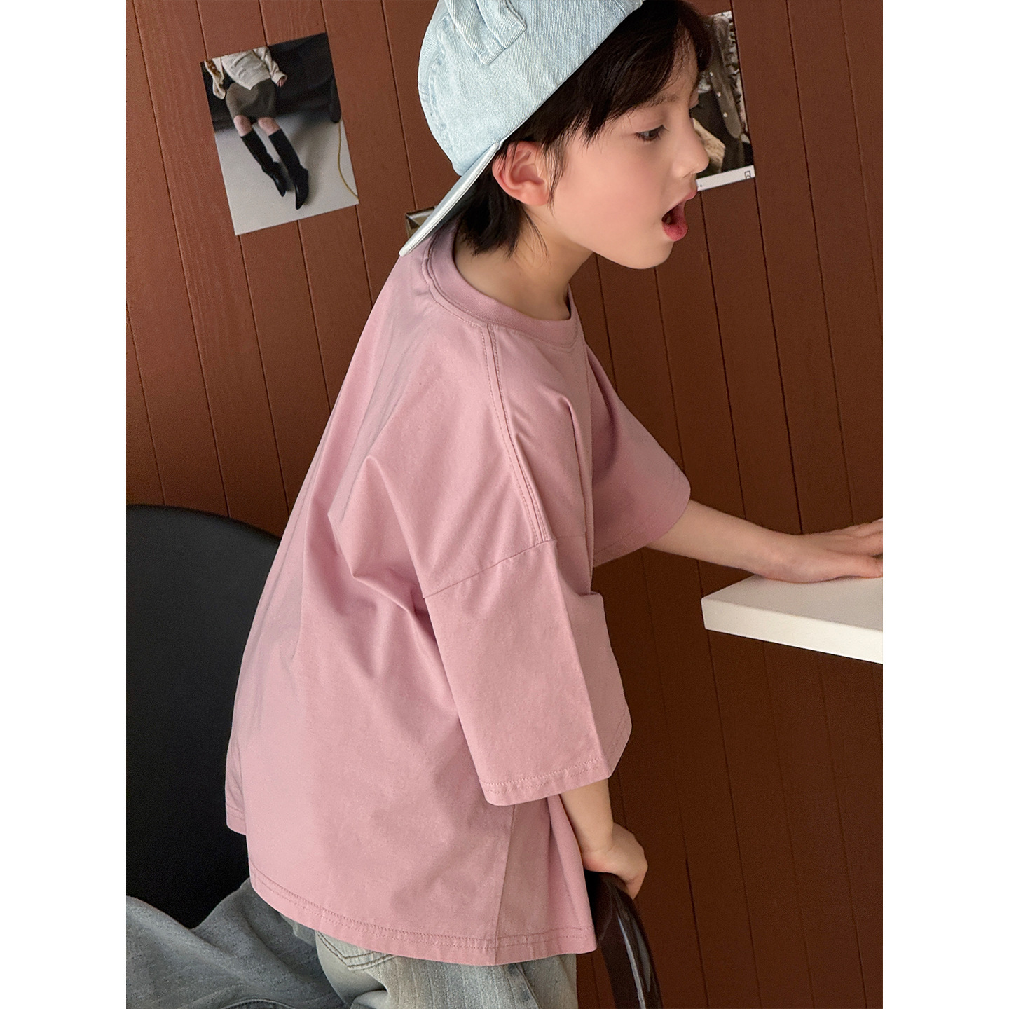 2026夏装韩版儿童时尚简约字母印花短袖休闲宽松男女童柔软T恤潮