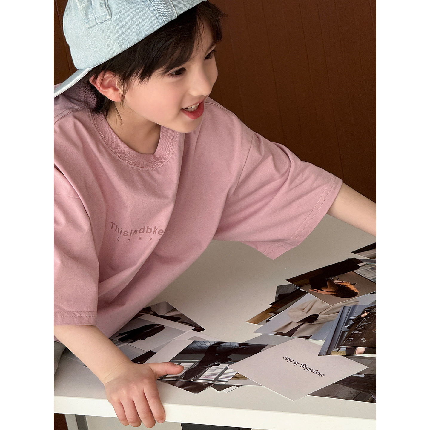 2026夏装韩版儿童时尚简约字母印花短袖休闲宽松男女童柔软T恤潮