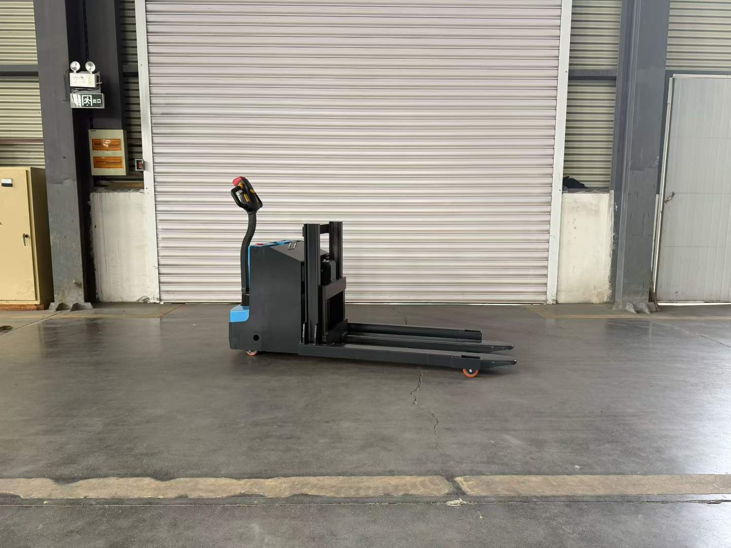 350kg Full Electric Pallet Truck | 210Ah High-Capacity Battery | DAXLIFTER